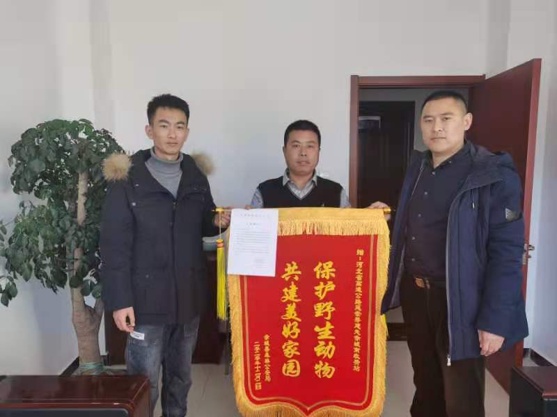 送锦旗.jpg