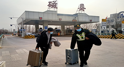 帮提行李搭把手  一举一动暖人心--作者：王海磊
