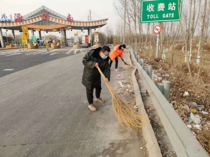人工清扫收费广场