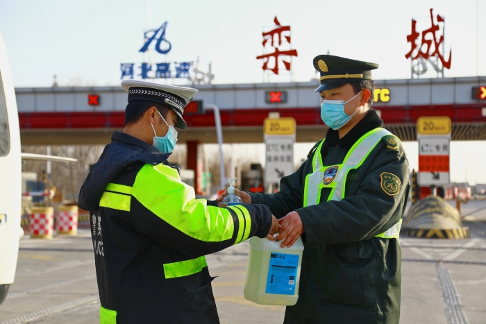 栾城站向站口执勤民警送防疫用品