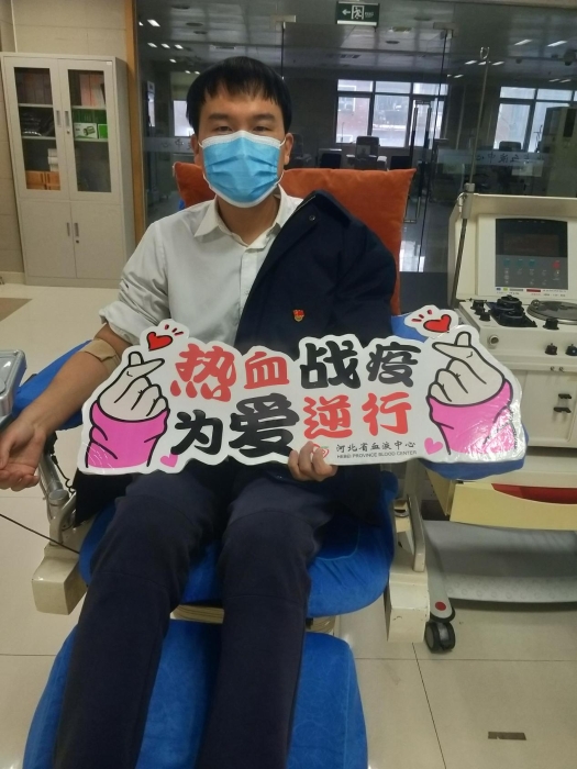 图一：燕赵驿行公司企业管理分公司的党员邓华南无偿献血