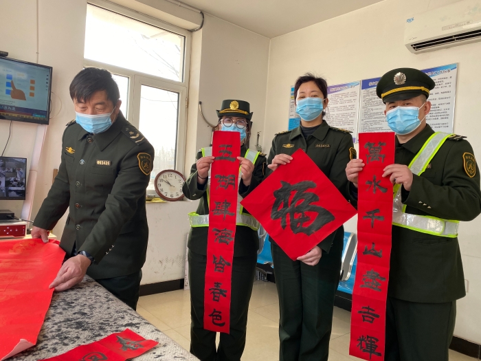 河沙镇站手写春联迎春来，作者杨利芳