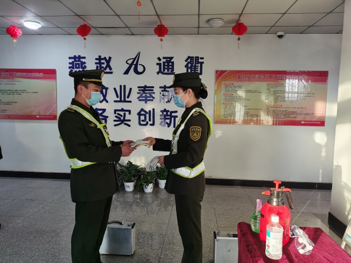 一副白手套    抗“疫”人心齐