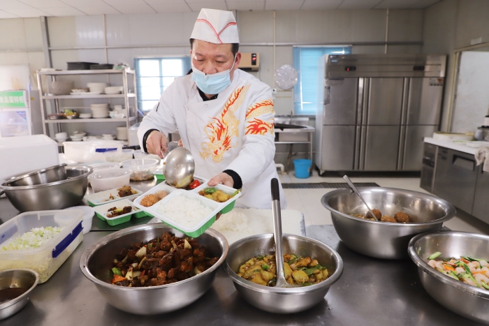 12、京雄高速SG6标为每位工人奉上一道可口的家乡菜