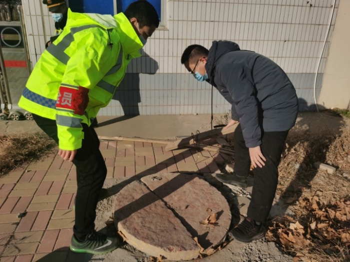 石家庄所张克与同事巡查机电设备