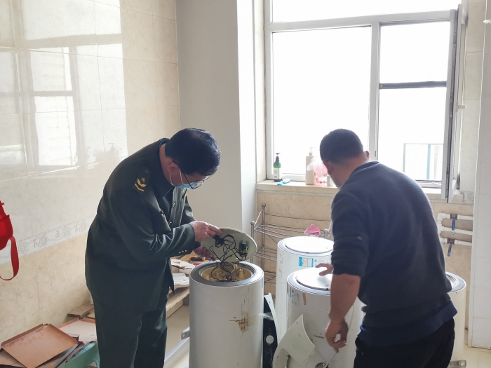 2021.2.20邢台南站对饮用水设备和热水器进行检测维护2 作者：李青芮