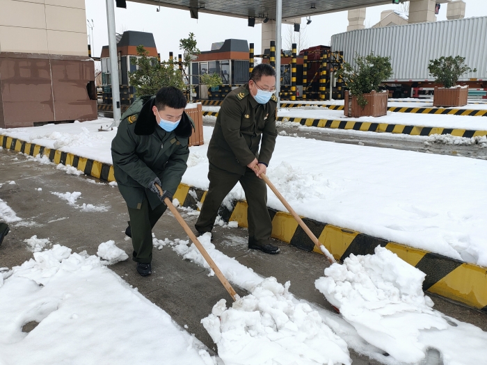2021-2-25邺城站除雪保畅在行动，作者：张晶玉