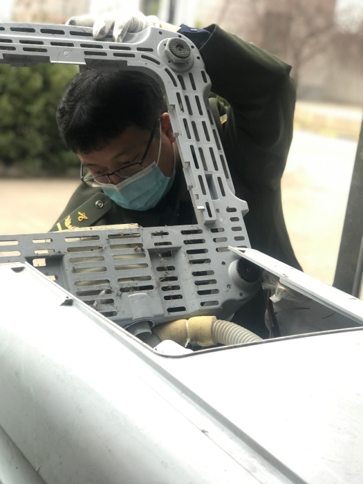 2021-3-11-高邑站职工正在修复洗衣机1 2021-3-11-高邑站职工正在修复洗衣机1