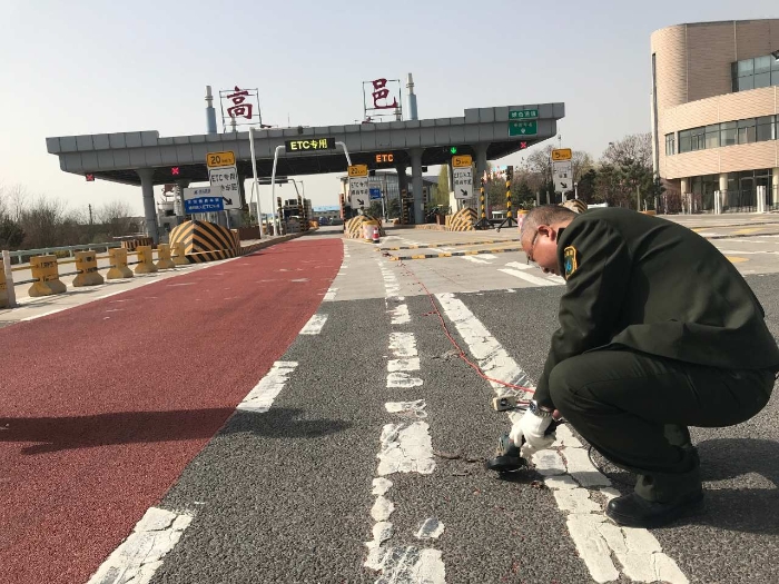 高邑站清除广场废弃螺丝钉保证车辆行驶安全