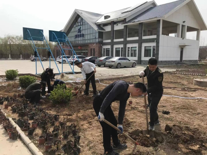2021-3-24 组织人员种植花草，美化站区，拍摄：高冰册