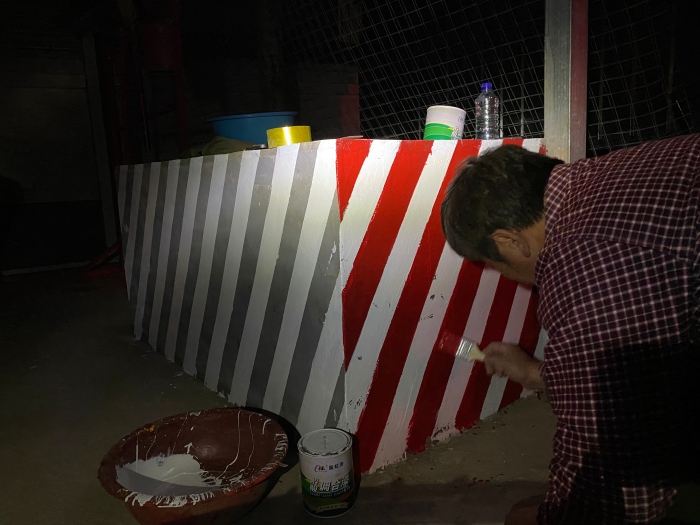 河沙镇站职工自己动手进行消防沙池喷漆工作，作者杨利芳