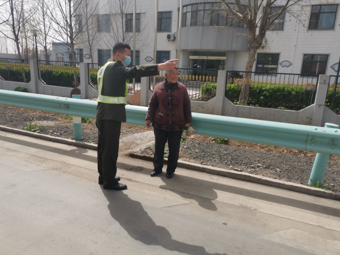 老人上高速 劝返保平安 (2)