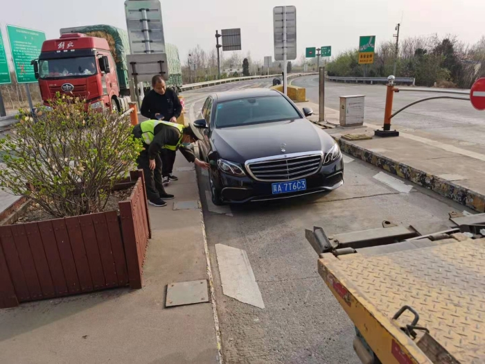 帮助故障车叫拖车