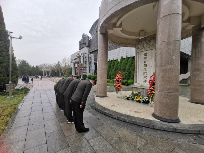  栾城东收费站党支部开展“ 学党史 祭先烈 践初心”清明祭扫主题活动 (8)