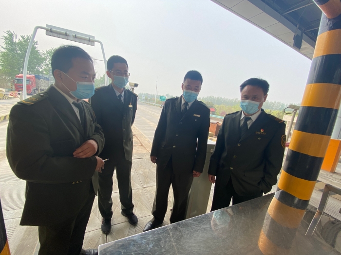 2021-4-9 柏乡站站领导到收费广场进行检查，拍摄：高冰册