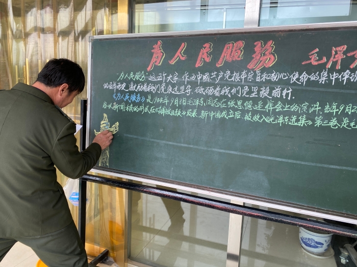河沙镇站书写板报 营造学习氛围，作者杨利芳