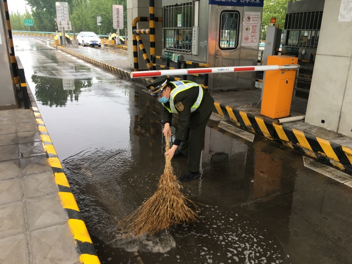 磁县站：及时清理车道积水 创造良好行车环境--陈孟菲