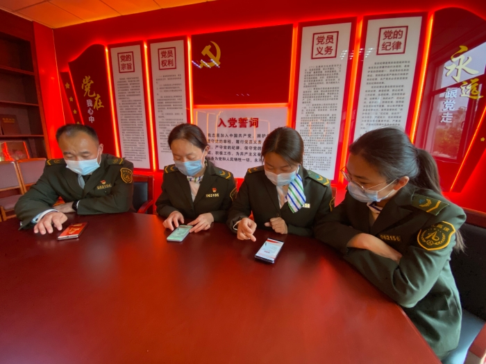 2021-4.22 组织学习党史内容进行答题，拍摄：宿静
