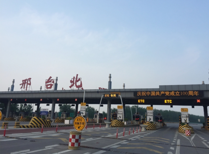 2021-4-23，邢台北站入口显示屏迎接建党100周年，作者：李墨涵 (1)
