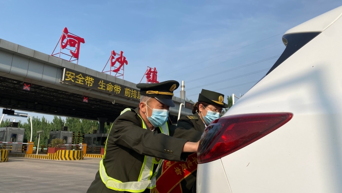 石安分公司河沙镇站职工热心帮助司乘推车，摄影杨利芳
