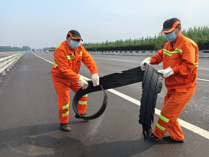 2021.5.12邯郸南养护工区清理路障保畅通 作者：贾喆