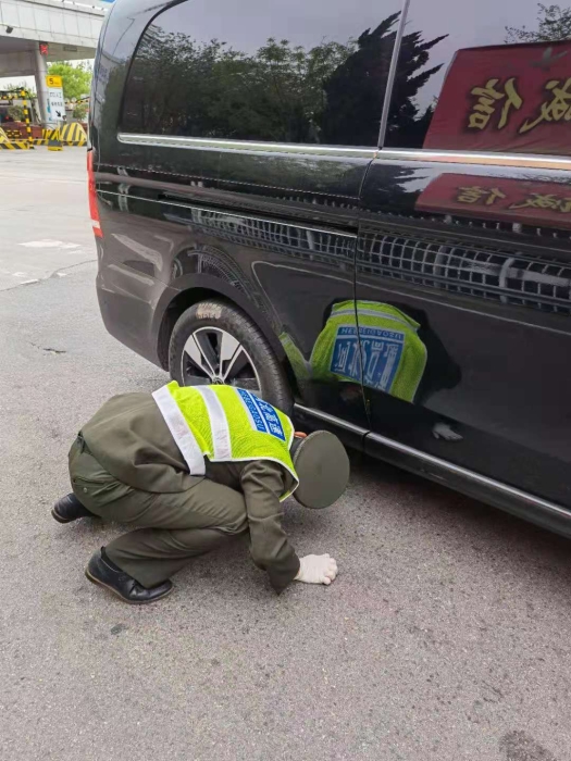 青县站:女司机遇车故障寸步难行,收费员伸援手秒解困难 青县站:女司机遇车故障寸步难行,收费员伸援手秒解困难