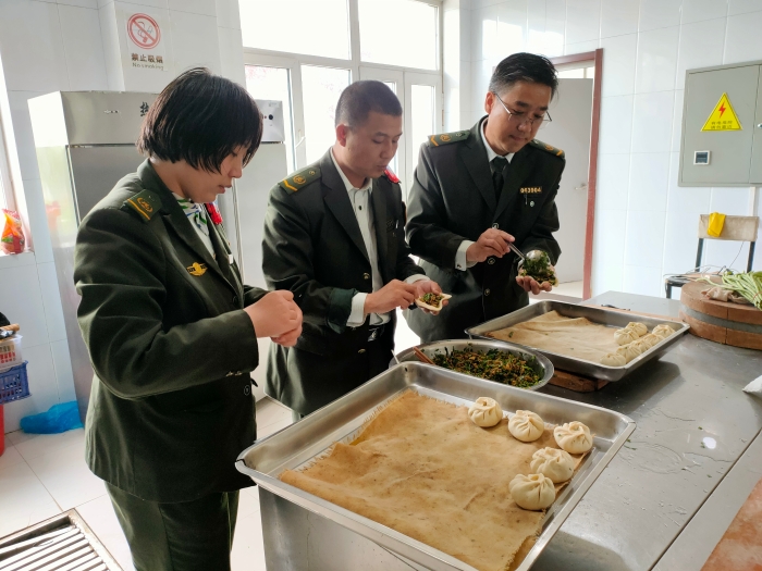 2021-5-21职工齐动手 共建温馨食堂，作者：李嘉欣