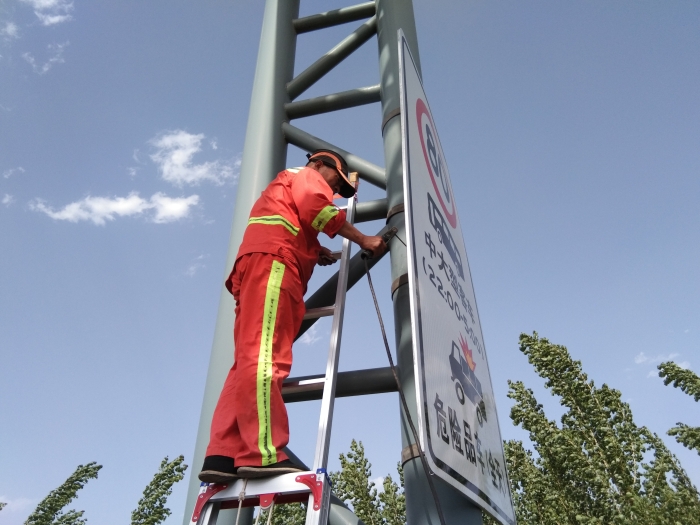 2021.5.25邯郸南养护工区安装限速标志牌 作者：王子勇