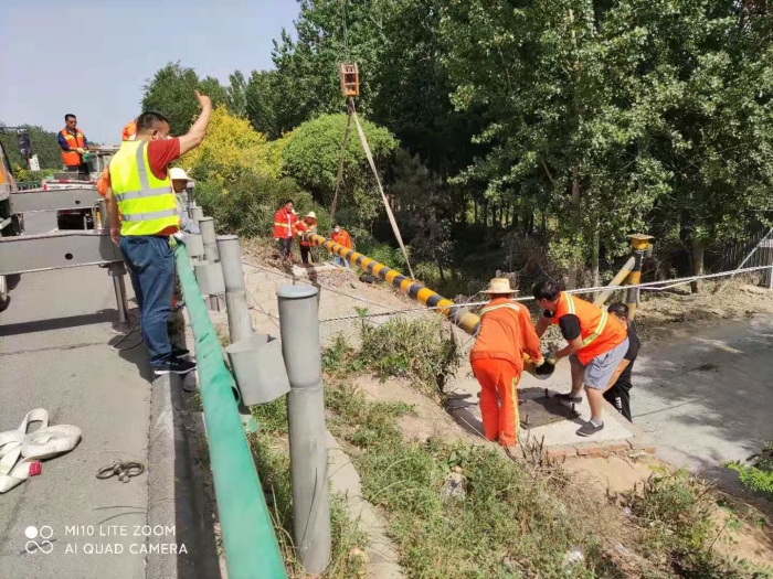 廊坊分公司香河工区修复桥涵通道的桥板护角横梁5.26许淑焕2