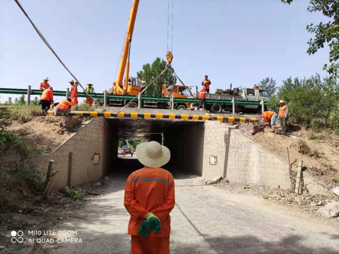 廊坊分公司香河工区修复桥涵通道的桥板护角横梁5.26许淑焕3