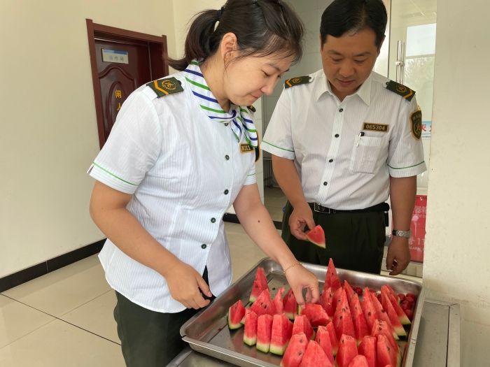 2021.5.28-赵县西站“学党史悟思想、我为群众办实事-餐后水果送清凉-作者孙聪策
