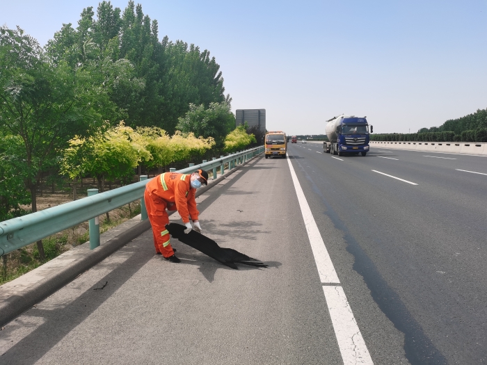 2021.5.30周末不打烊 清除路障我在岗 单位：邯郸南养护工区 作者：董树波