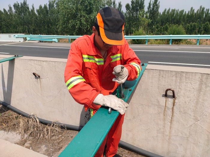 2021.6.1邯郸南养护工区及时更换防眩板 作者：王子勇