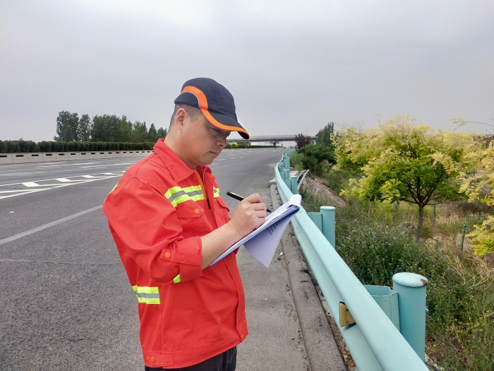 2021.6.3邯郸南养护工区进行雨后通道积水情况排查 作者：左策森