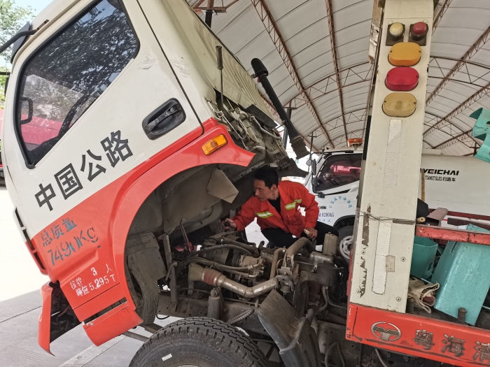 2021.6.4邯郸南养护工区进行车辆安全检查 营造浓厚的“安全生产月”活动氛围 作者：丛延慧 (1)