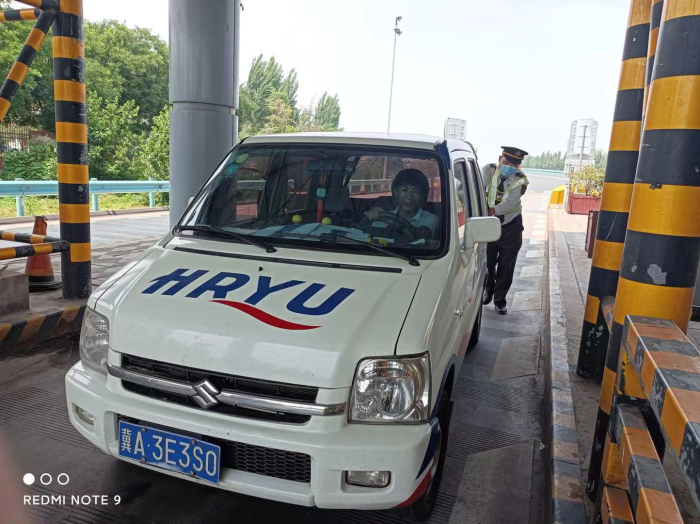 河沙镇站高温下帮助司乘推车，摄影潘晓峰