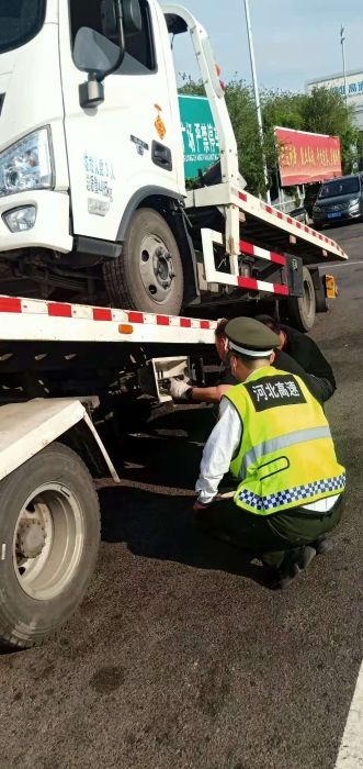 青县站：帮助故障车司机联系拖车