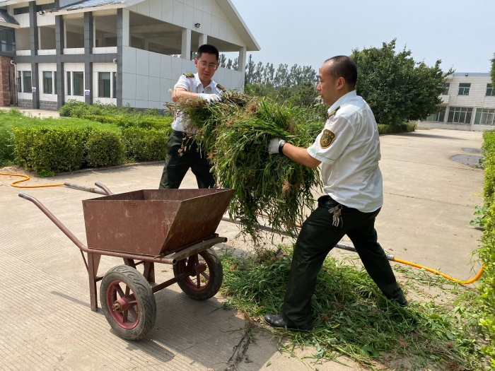 2021-6-30柏乡站党员带头进行卫生整治，拍摄：高冰册