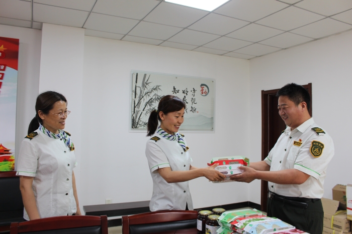 河沙镇站职工领取防暑降温物品,摄影杨利芳 河沙镇站职工领取防暑降温物品,摄影杨利芳