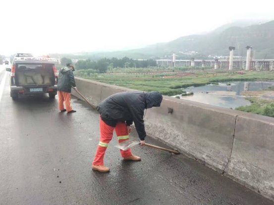 疏通泄水孔
