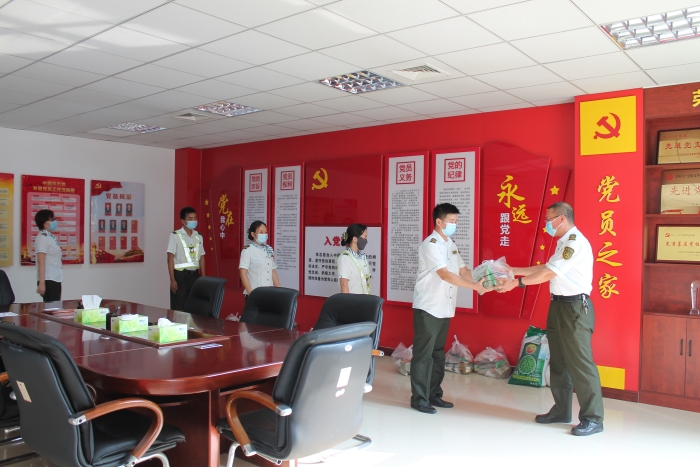 2021-7-14,邢台北站:夏酷暑 系职工 送清凉,作者:李墨涵 2021-7-14,邢台北站:夏酷暑 系职工 送清凉,作者:李墨涵