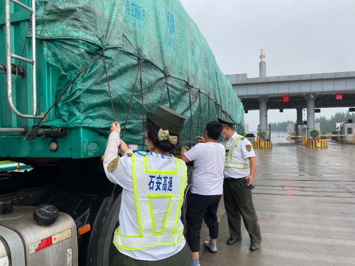 收费员帮助司乘捆绑货物，摄影杨利芳