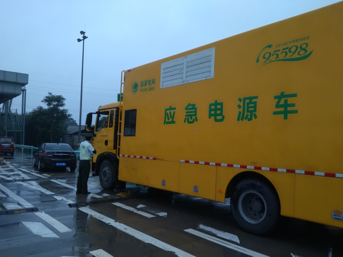 2021-7-21-邢台收费站-收费一班积极保障抗洪抢险应急电源车辆快速通行-邢台站 郭磊 摄