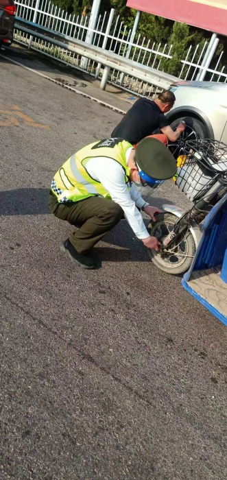 青县站：烈日炎炎，帮助环卫工人修理三轮车