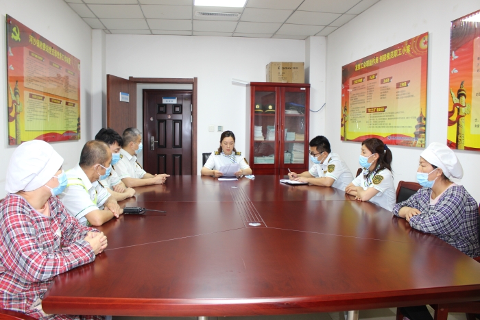 7月29日，石安分公司河沙镇站召开伙食委员会，传达食堂管理制度精神，摄影杨利芳
