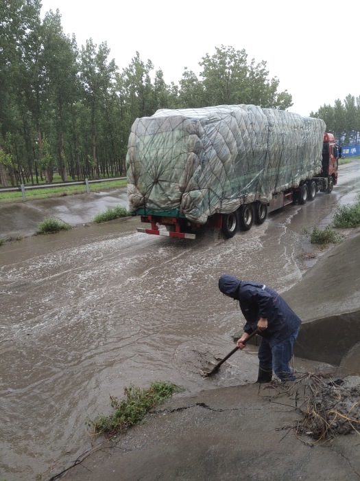C:\Users\郭立坤\Desktop\滏阳养护工区： 雨天巡查不放松 全力以赴保畅通 1