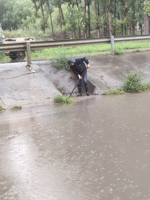 C:\Users\郭立坤\Desktop\滏阳养护工区： 雨天巡查不放松 全力以赴保畅通 2