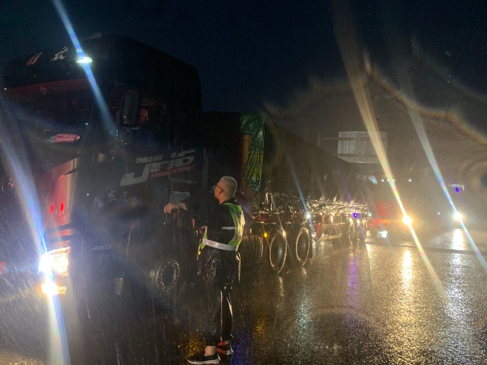 雨中引车