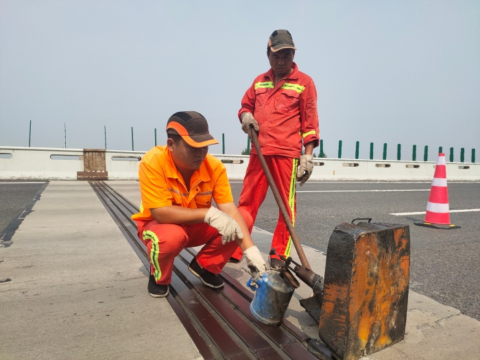 2021.8.13邯郸南养护工区修补路面坑槽 确保道路畅通 作者：刘雄