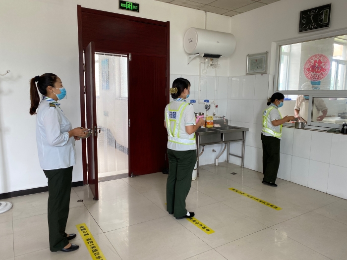 2021-8-17 柏乡站张贴安全距离进行打饭，拍摄：高冰册